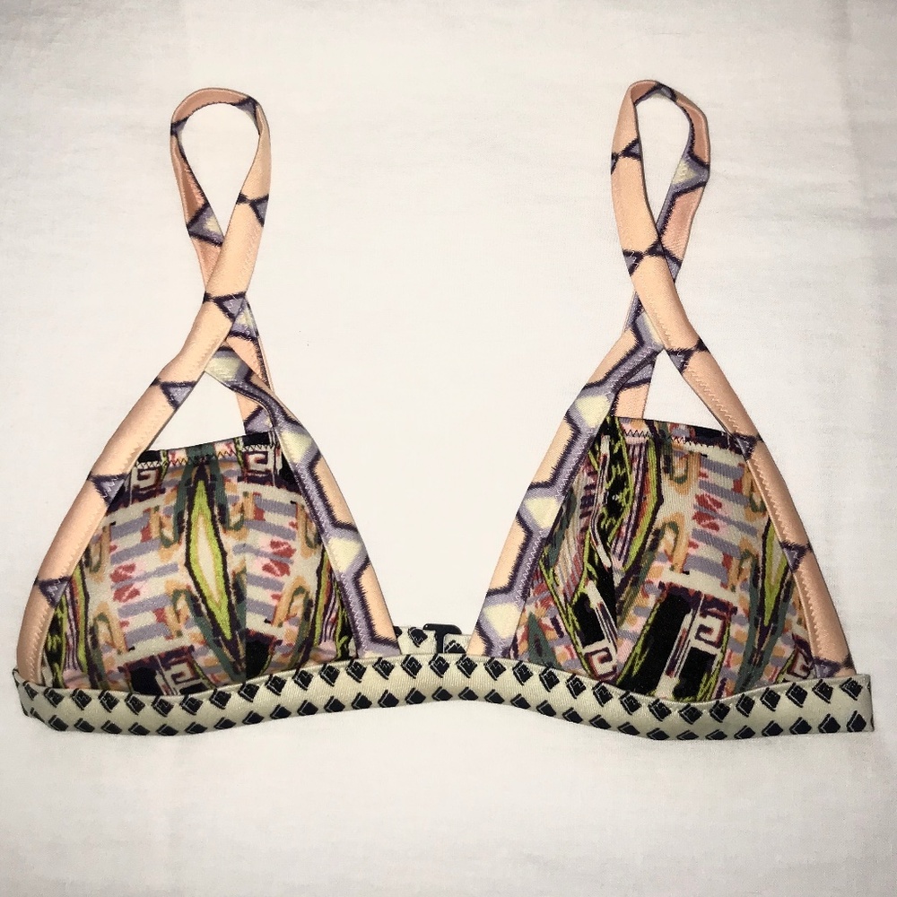 ⭐️VictoriaSecret Geo Tribal Bikini Top Size:XS EUC